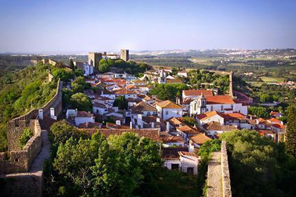 Vistas del amurallado y coqueto pueblo de Óbidos, uno de los más bellos de Portugal