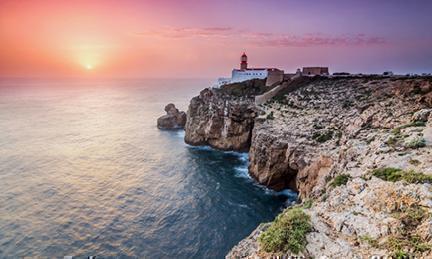 Hermoso atardecer en el faro de San Vicente