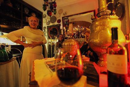 Cantante de fado en el interior de un restaurante