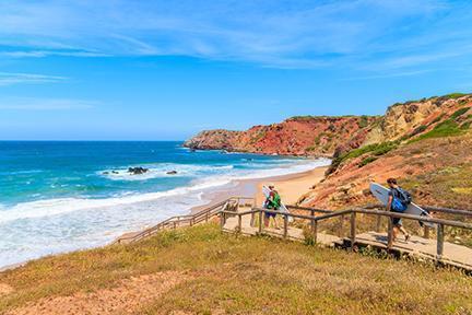 Surfistas preparándose para surcar las olas