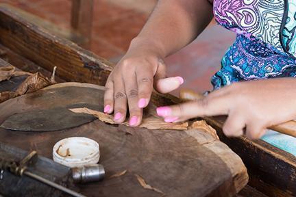 Señora fabricando puros de la forma tradicional en República Dominicana