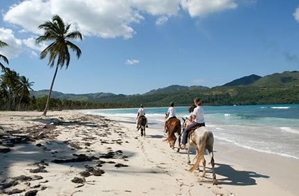 Turistas disfrutando de un agradable paseo a caballo por las playas dominicanas
