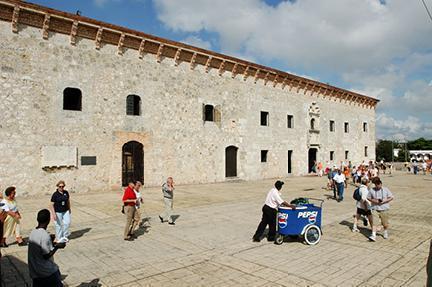 Turistas delante de Las Casas Reales en Santo Domingo