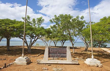 Placa conmemorativa en el yacimiento arqueológico de La Isabela