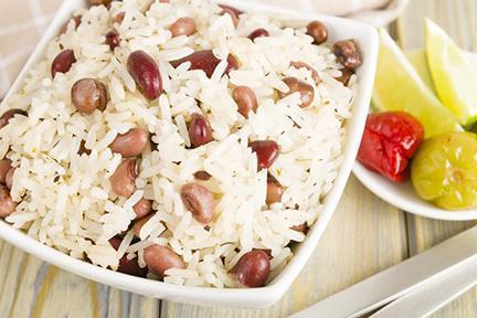 Plato de arroz con frijoles, alimentos típicos de la gastronomía dominicana