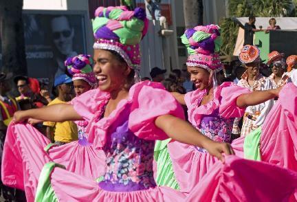 Jóvenes danzando en el desfile de Carnaval en las calles de Santo Domingo