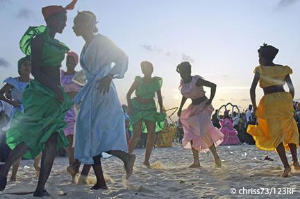 Mujeres bailando de forma tradicional en el día de Carnaval