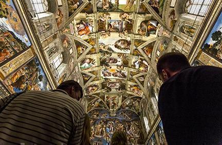 Turistas visitando la Capilla Sixtina en el Vaticano