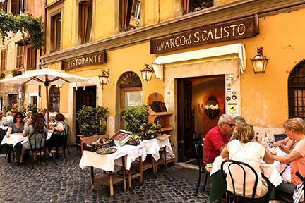 Turistas disfrutando de una agradable cena en las terrazas de Trastevere