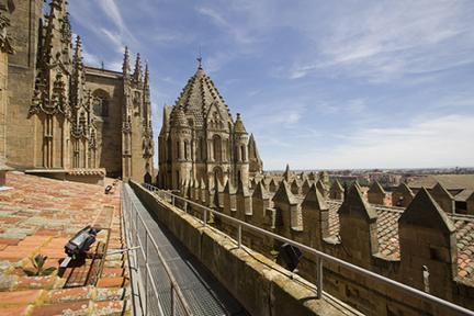 Cubierta que une la Catedral Nueva con la Vieja de Salamanca durante la visita de Ieronimus