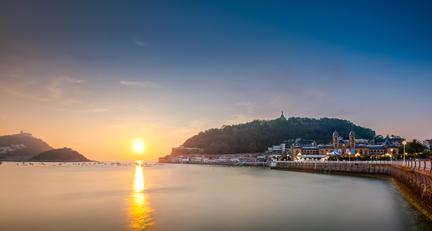 Panorámica al aterdecer de la bahía de la Concha en San Sebastián