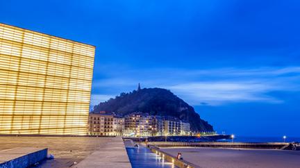 Palacio Kursaal junto a la playa de Zurriola