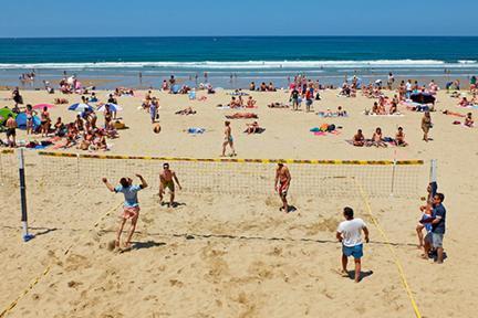 Playa de Zorriola llena de gente en San Sebastián