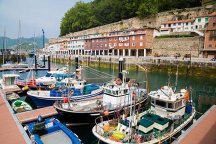 Barcos pesqueros atracados en el puerto viejo de San Sebastián