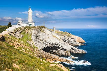 Faro de Cabo Mayor en la bella costa de Santander