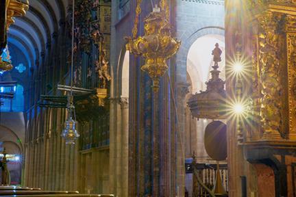 Interior de la Catedral de Santiago con el botafumeiro en primer plano