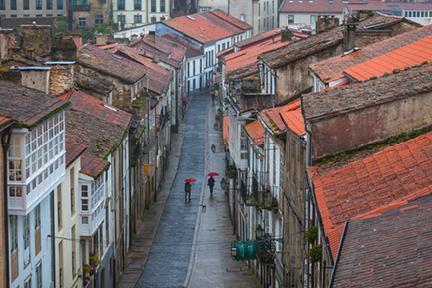 Calle de Santiago de Compostela mojada por la lluvia