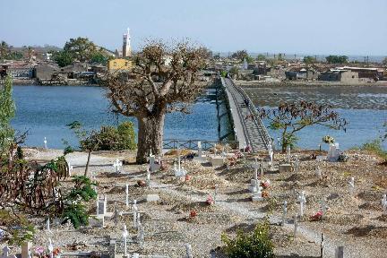 Isla de Fadiouth, cementerio de conchas y baobab sagrado,Senegal