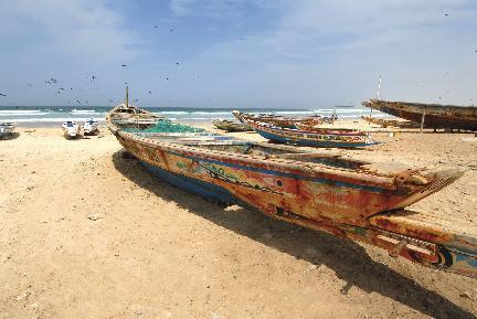 Playa con barca típica senegalesa