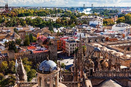 Magníficas vista de la ciudad de Sevilla desde lo más alto de la Giralda