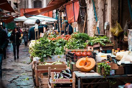 Los mercados callejeros son excelentes para poder adquirir los mejores productos locales de Sicilia