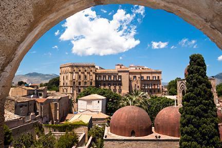 Palacio Normando y las cúpulas de San Giovanni en Palermo