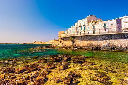 Aguas cristalinas en la costa de la isla de Ortigia en Siracusa