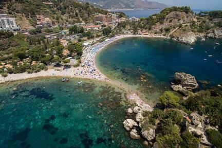 Playas en la isla Bella en Taormina de aguas cristalinas