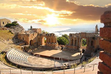 Ruinas del teatro griego de Taormina con el golfo de Naxos al fondo
