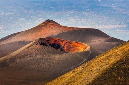 Cima del volcán Etna en la isla de Sicilia