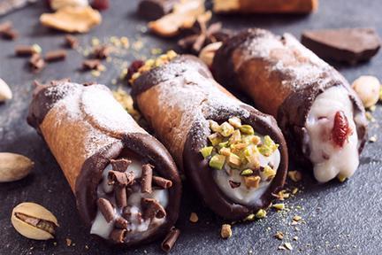 Deliciosos cannoli caseros rellenos de queso de ricota