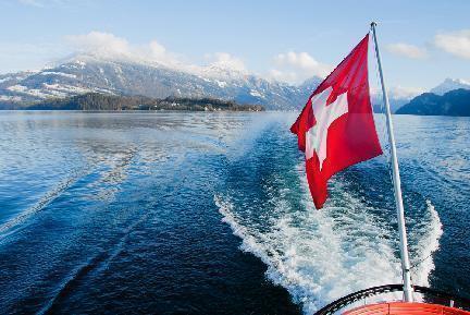 Vista de la orilla del lago Lucerna desde uno de los barcos turísticos