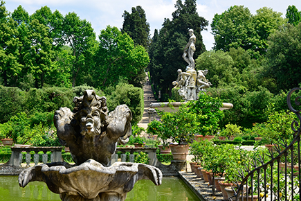 Fuente y estanque en los jardines de Bóboli de Florencia