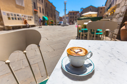 Delicioso cappuccino en una de las terrazas de Florencia
