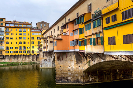 Ponte Vecchio sobre el Arno, emblema de la ciudad de Florencia