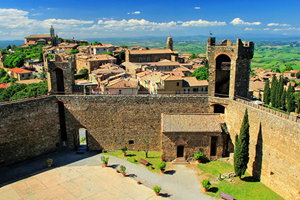 Fortaleza de Montalcino dominado sobre el horizonte toscano