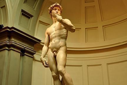 El famoso David de Miguel Ángel en el interior de la Galleria dell'Accademia de Florencia