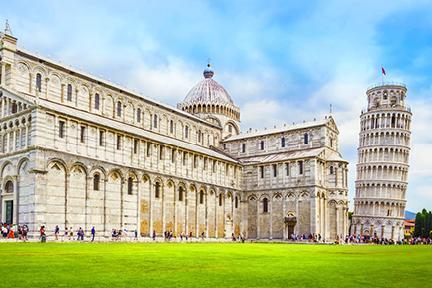 Vista de la mundialmente conocida torre inclinada de Pisa