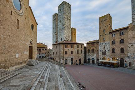 Torres de la ciudad medieval de San Gimignano cercana a Florencia