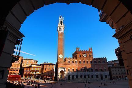 Piazza del Campo e icónico Campanile de Siena