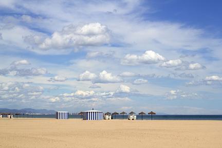 Playa de la Malvarrosa con su limpia arena