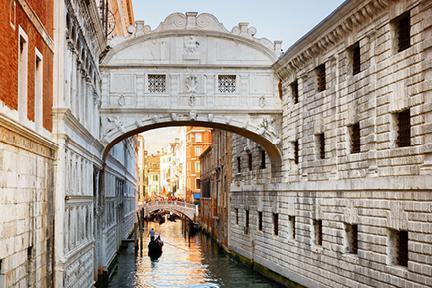 Precioso y fotogénico puente de los Suspiros de Venecia