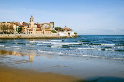 Gijón, playa con Iglesia de San Pedro y paseo marítimo al fondo, Asturias