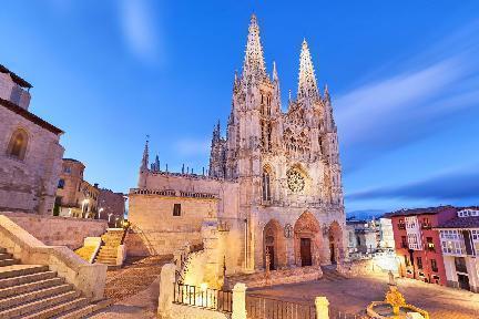 Catedral de burgos, vista nocturna iluminada