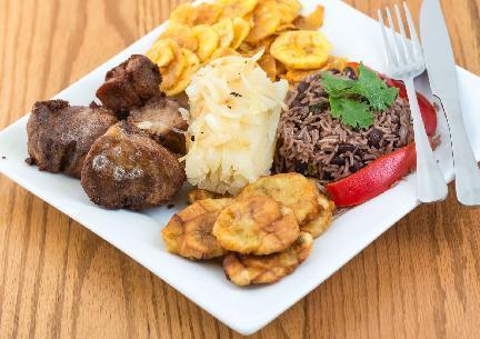 Comida típica cubana, arroz con chancho y platano