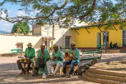 músicos tocando en la calle, Cuba