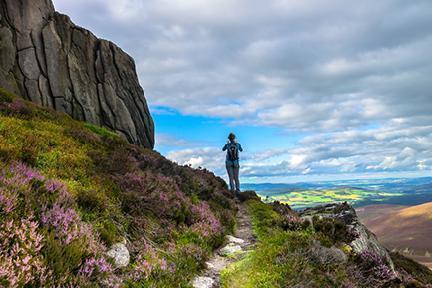 Senderista disfrutando del las vistas en los Cairngorms, Escocia