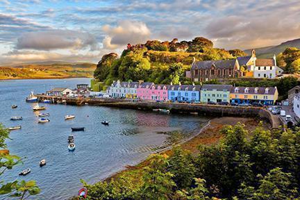 Puerto de Portree en la isla de Skye, Escocia