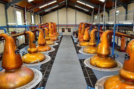 Interior de una destilería de whisky en Escocia