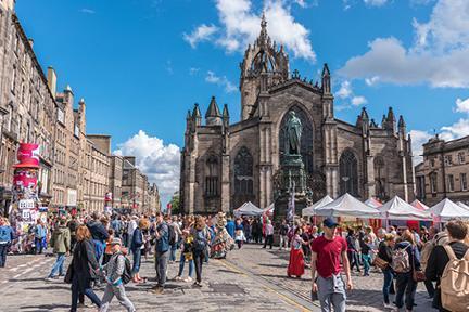 Ambiente callejero durante el Festival Fringe en Edimburgo, Escocia